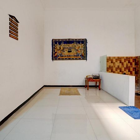 Oyo Life 93083 Nova Jaya 3 Homestay Syariah Lamongan Luaran gambar