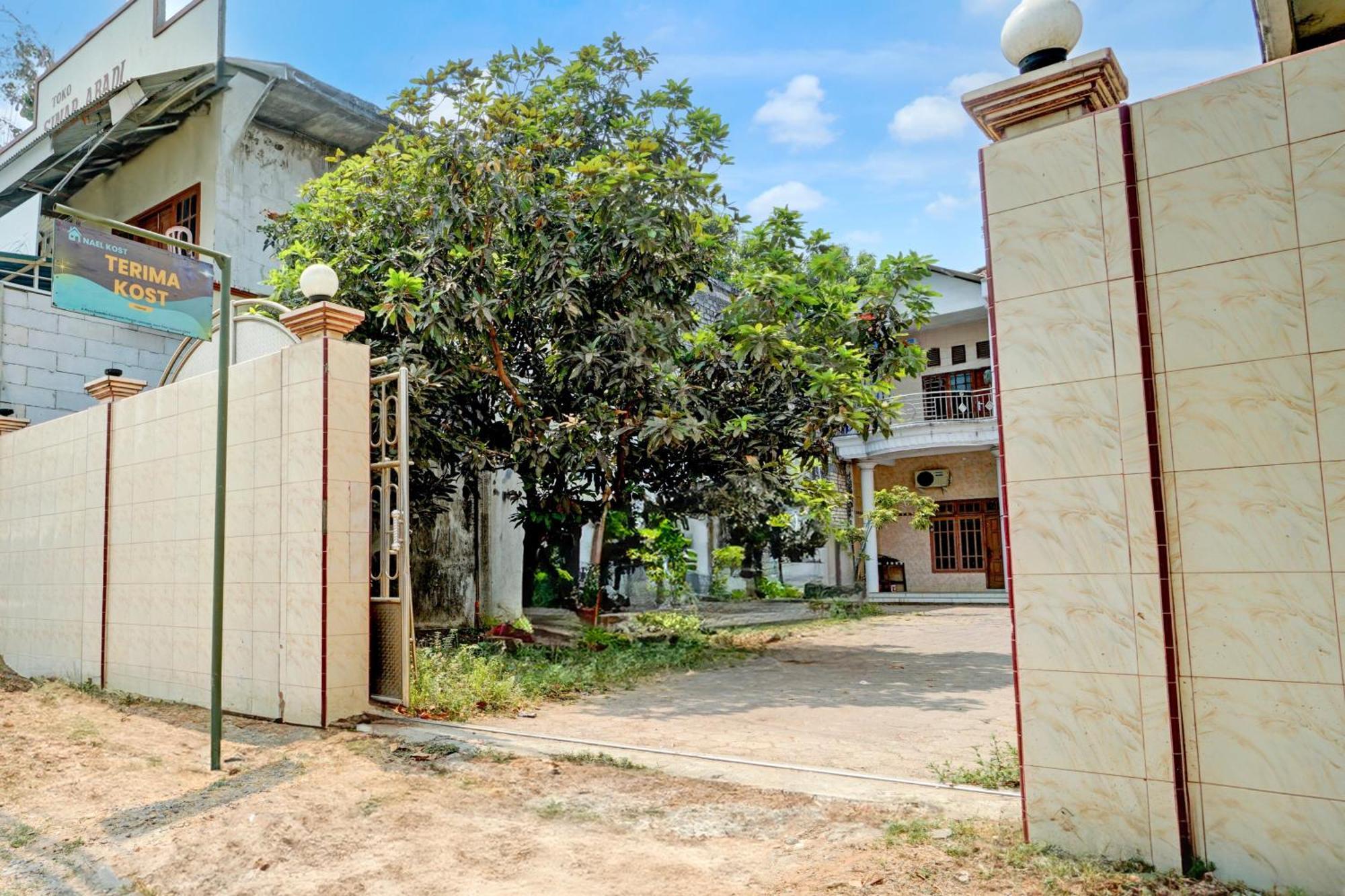 Oyo Life 93083 Nova Jaya 3 Homestay Syariah Lamongan Luaran gambar