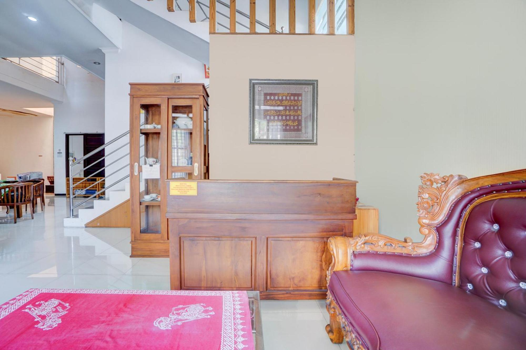 Oyo Life 93083 Nova Jaya 3 Homestay Syariah Lamongan Luaran gambar