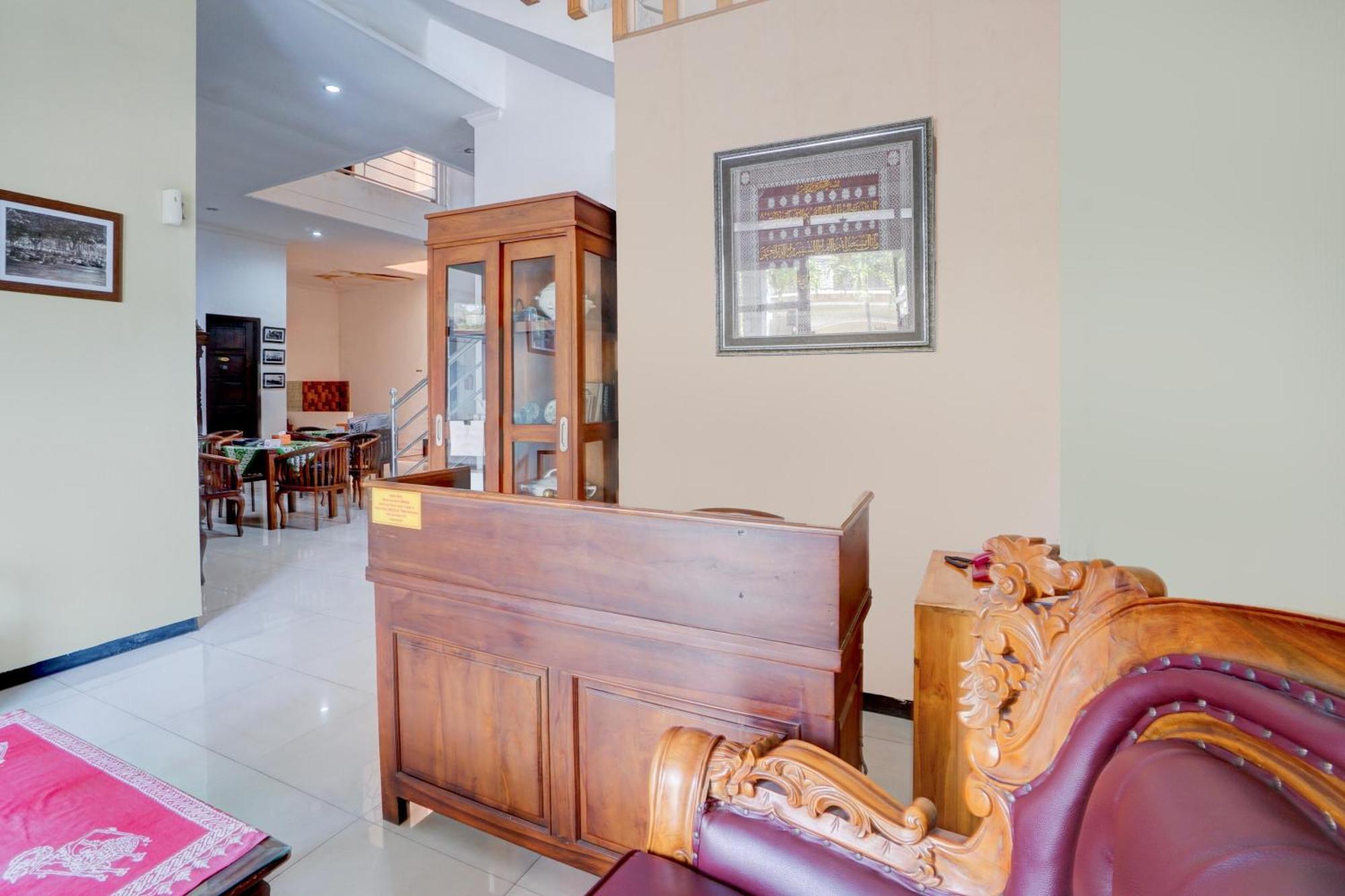 Oyo Life 93083 Nova Jaya 3 Homestay Syariah Lamongan Luaran gambar