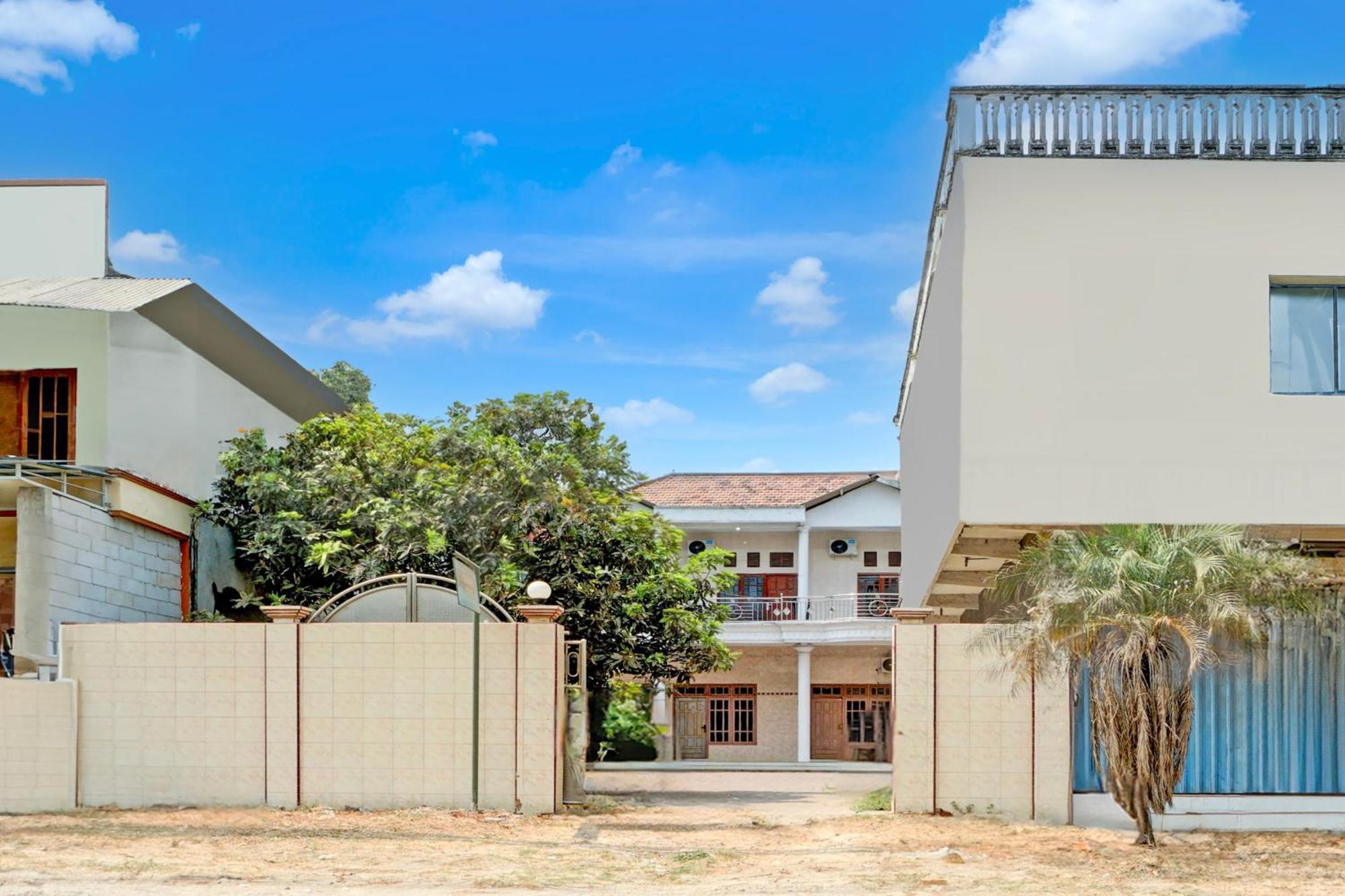 Oyo Life 93083 Nova Jaya 3 Homestay Syariah Lamongan Luaran gambar